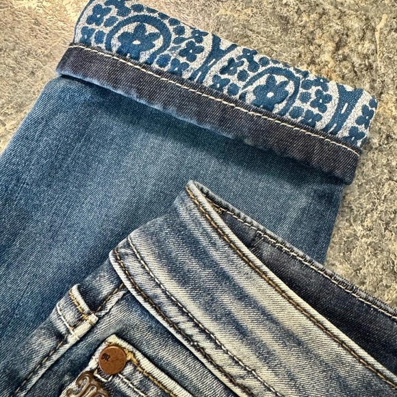 Miss Me Cropped Jeans with Distressed Details - Picture 2 of 5